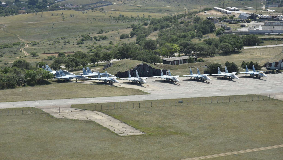 Оккупанты пожаловались на ракетную атаку в Крыму, в районе аэродрома Бельбек вспыхнул пожар