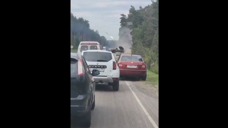 Белгородцы наблюдают, как установленная поперек дороги РСЗО "Град" обстреливает Харьковщину. ВИДЕО