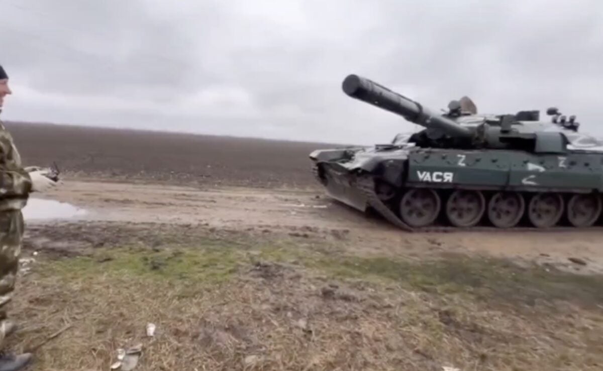 Оккупанты тестируют беспилотный FPV танк с видом от первого лица