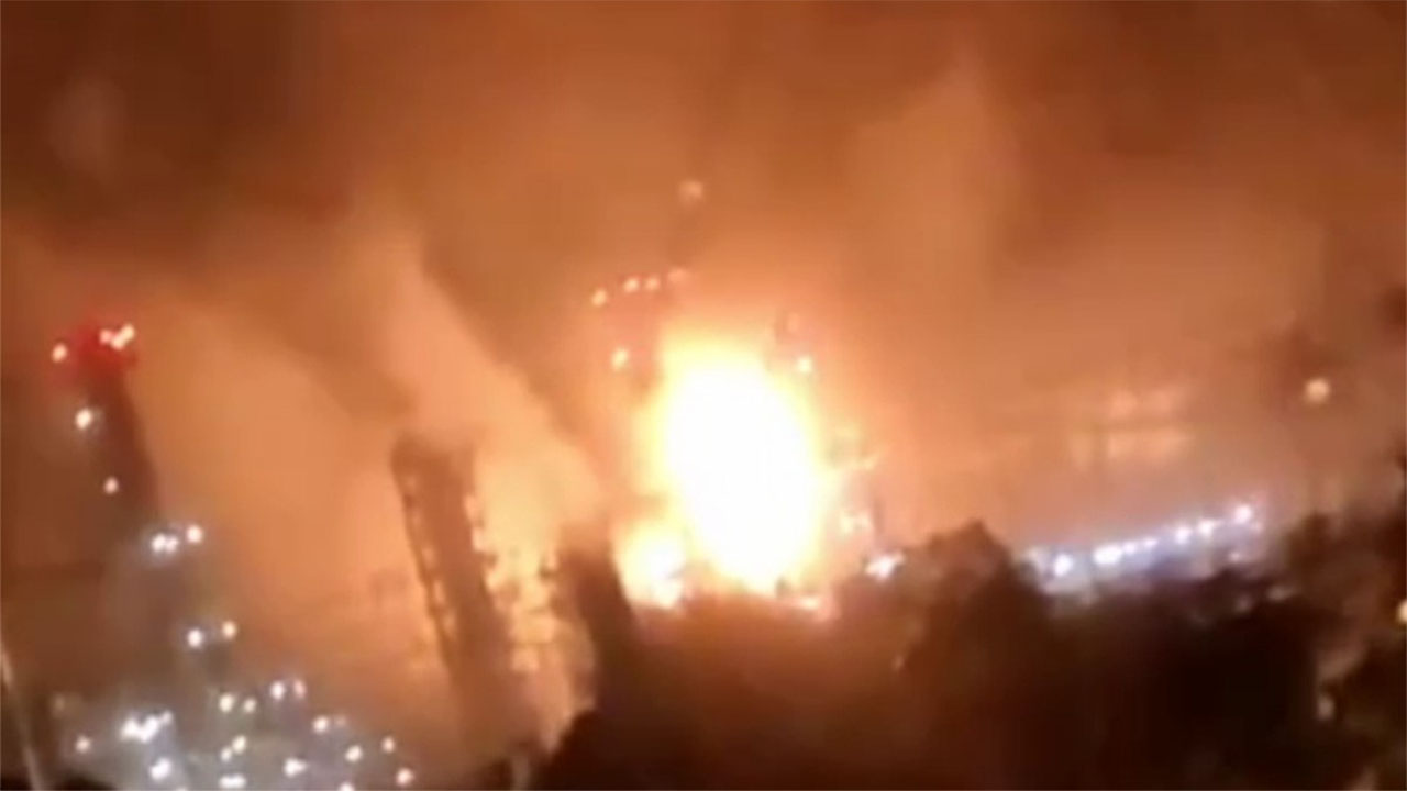 В России заявили о новой атаке БПЛА: пишут о пожаре на Афипском НПЗ. (Видео)