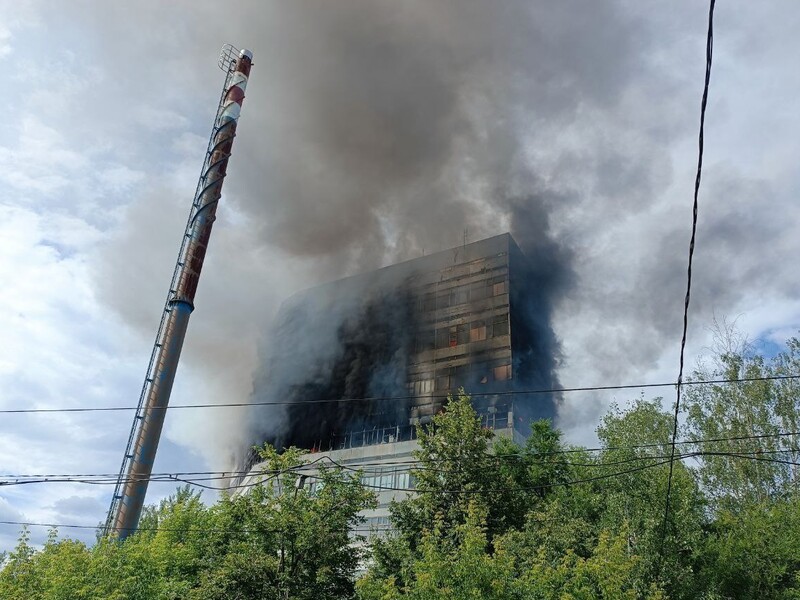 ❗️В Подмосковье горит админздание, внутри что-то взрывается, люди прыгают с восьмого этажа. (Видео)