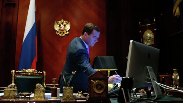 Хакеры взломали почту помощника Медведева. Мы и раньше догадывались, что Россией правят психи, а теперь получили лишнее подтверждение