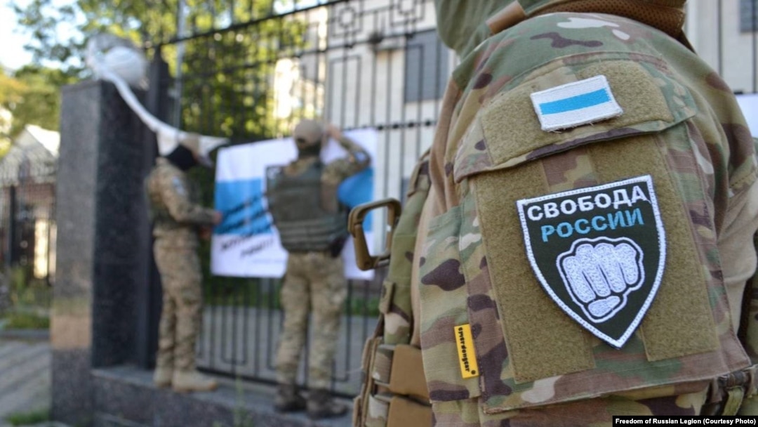 Бойцы легиона "Свобода России" сожгли военную технику в Пермском крае РФ. Видео