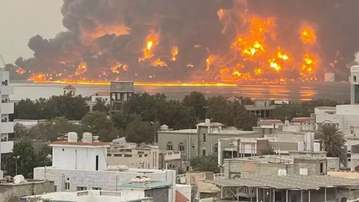 Израиль атаковал объекты хуситов в Йемене: Пылает весь порт (Видео)