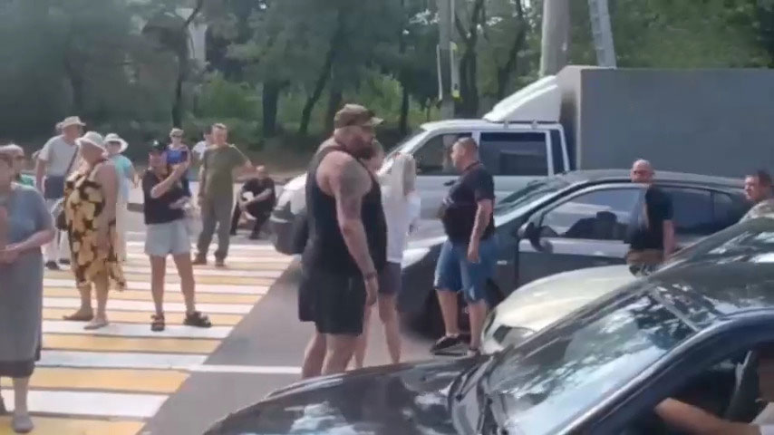 "Довели людей до каменного века": дончане из-за отсутствия воды начали перекрывать улицы (Видео)