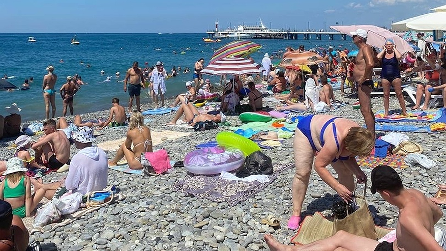 "Съехались алкаши со всей страны". Российские туристы забили тревогу из-за грязи и брани на местных курортах: угрожают даже детям