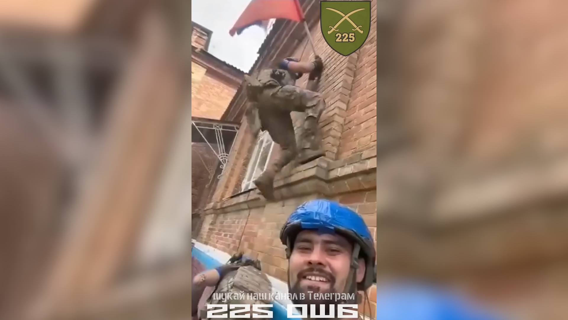 ВСУ сорвали российский флаг-тряпку с админздания в Дарьино на Курщине (Видео)