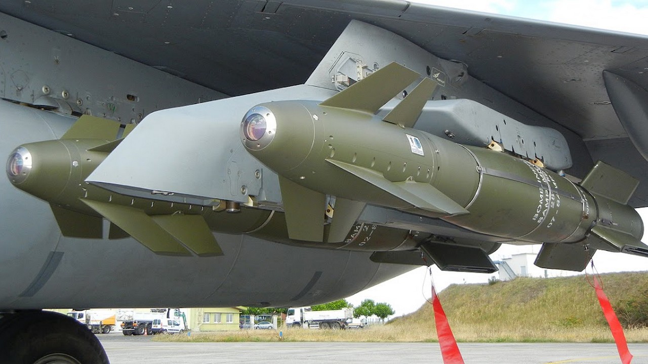 Воздушные силы показали редкие кадры применения авиабомб AASM Hammer