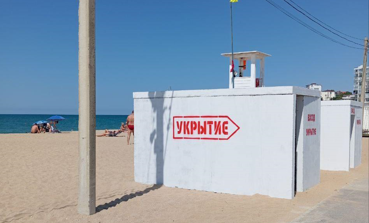 "Киев за три дня": оккупанты монтируют на пляжах Севастополя укрытия