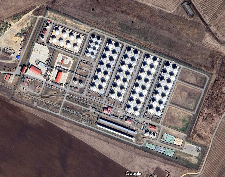 В Ростовской области вторые сутки подряд горит нефтебаза, которую атаковали беспилотники, у пожарных паника