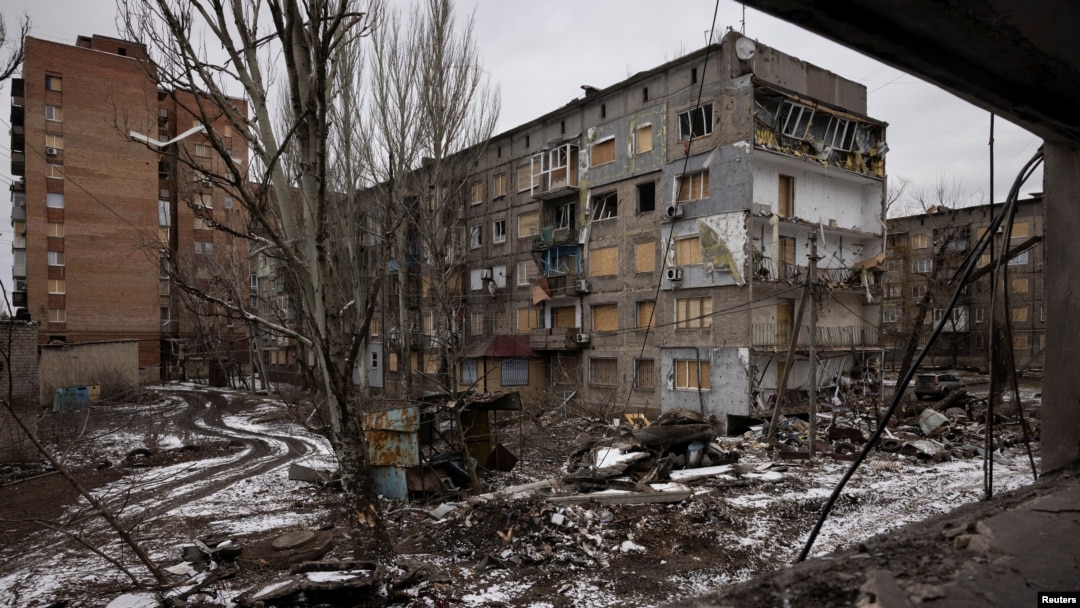 С флажками РФ и без людей: журналист показал, как сейчас выглядит оккупированная Авдеевка