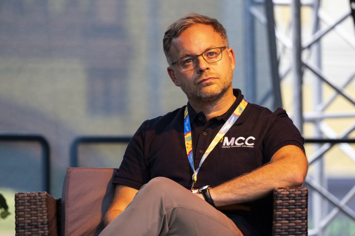 Советник Орбана намекнул, что Венгрия в случае нападения не стала бы обороняться, как Украина. Это вызвало скандал