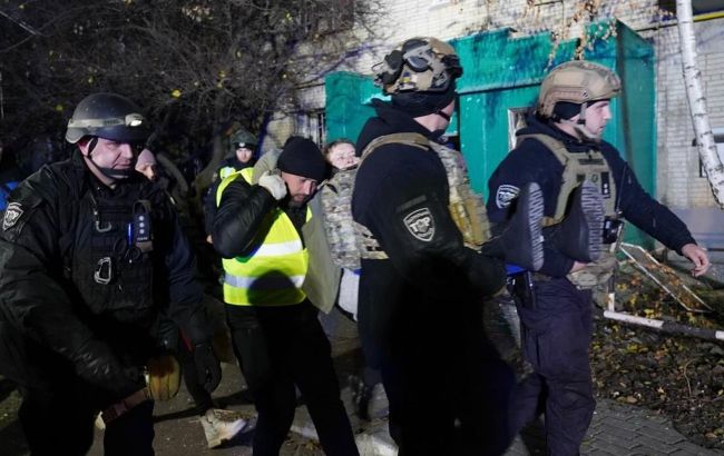 РФ нанесла удар по многоэтажке в Сумах: погибли десять человек, среди них есть дети (фото, видео)