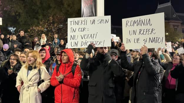 "Не голосуй за диктатора": в Румынии молодежь вышла на протесты из-за лидерства на выборах ультраправого "клона Путина"