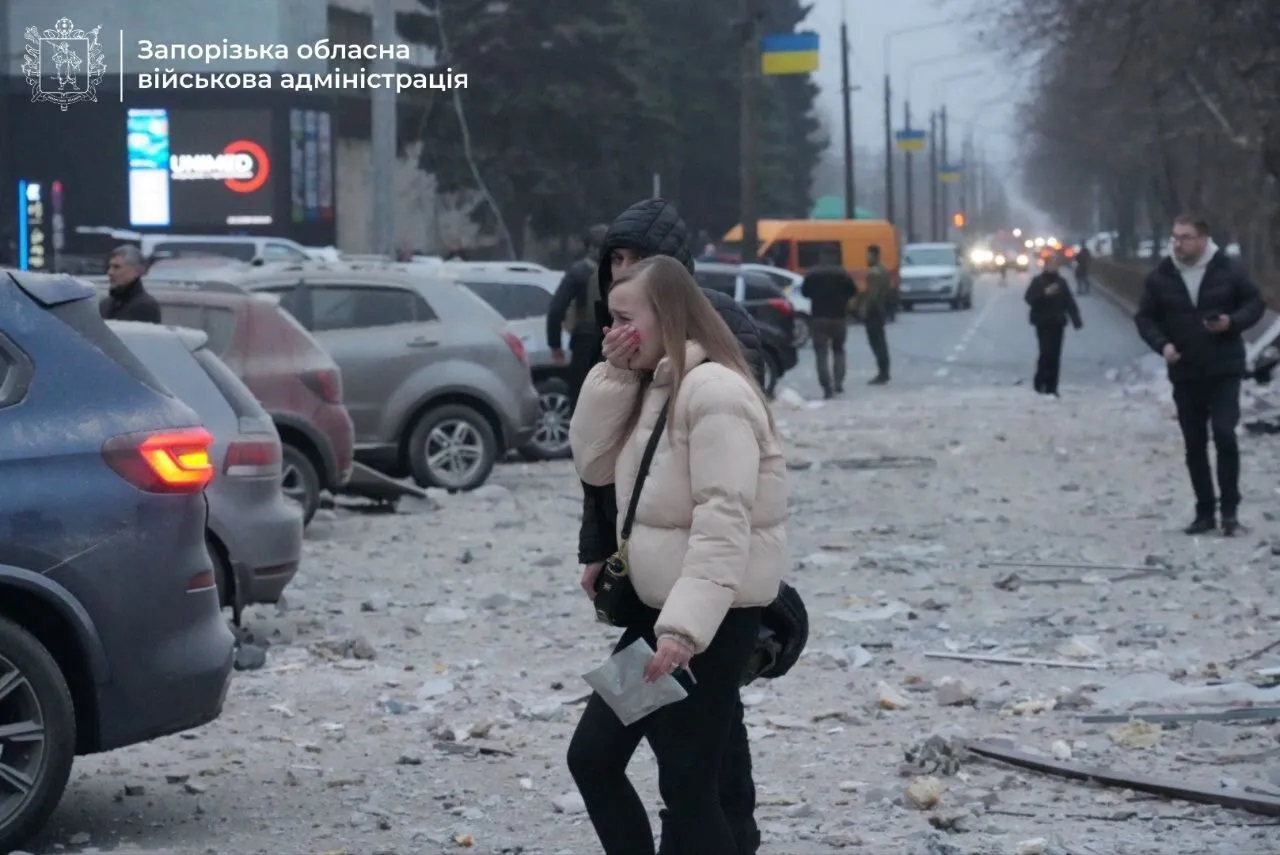 Оккупанты нанесли удар по Запорожью: разрушена клиника, есть погибшие и раненые, под завалами находятся люди. Фото и видео