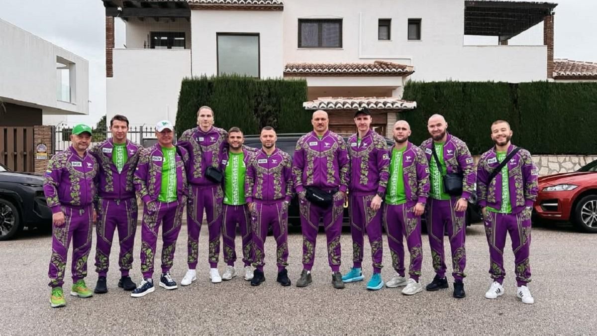 Усик показал прибытие в аэропорт Эр-Рияда на бой с Фьюри. Видео