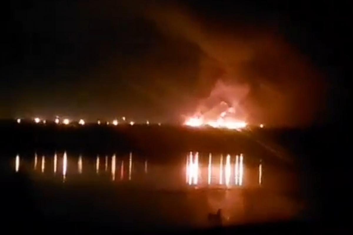 В Ростовской области РФ снова раздались взрывы: Разрушен и горит НПЗ. (Видео)