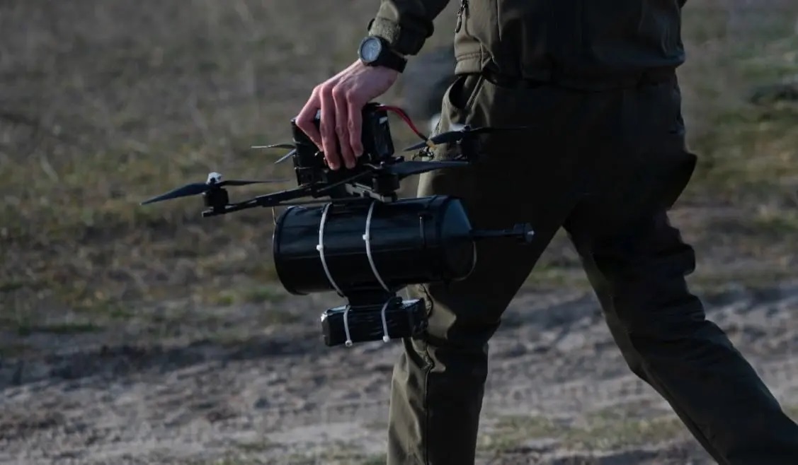 Минобороны представило FPV-дроны, которыми управляют через оптоволокно