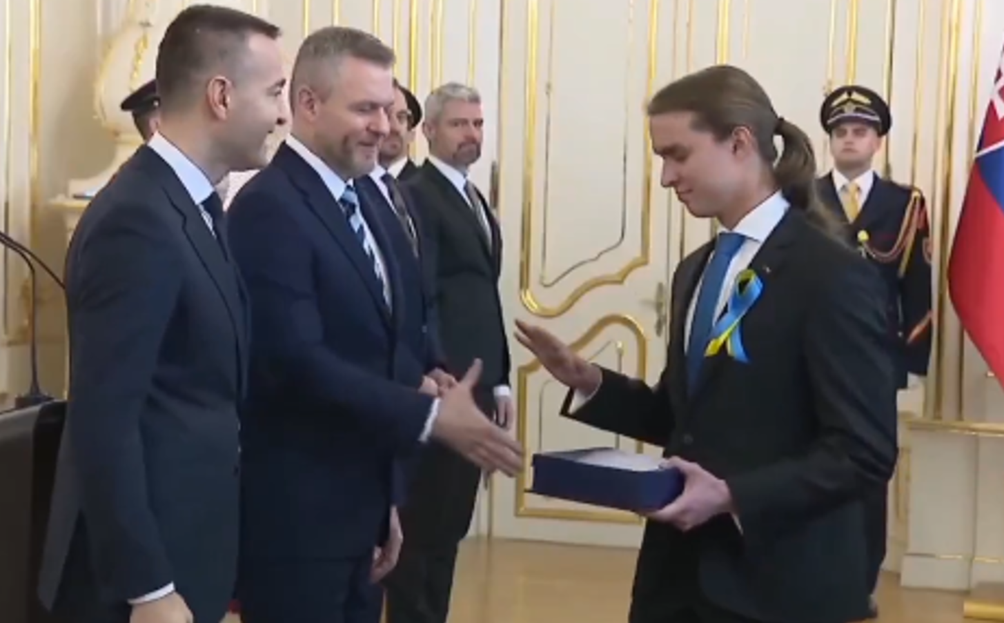 Словацкий школьник с украинской символикой наказал президента Пеллегрини (Видео)