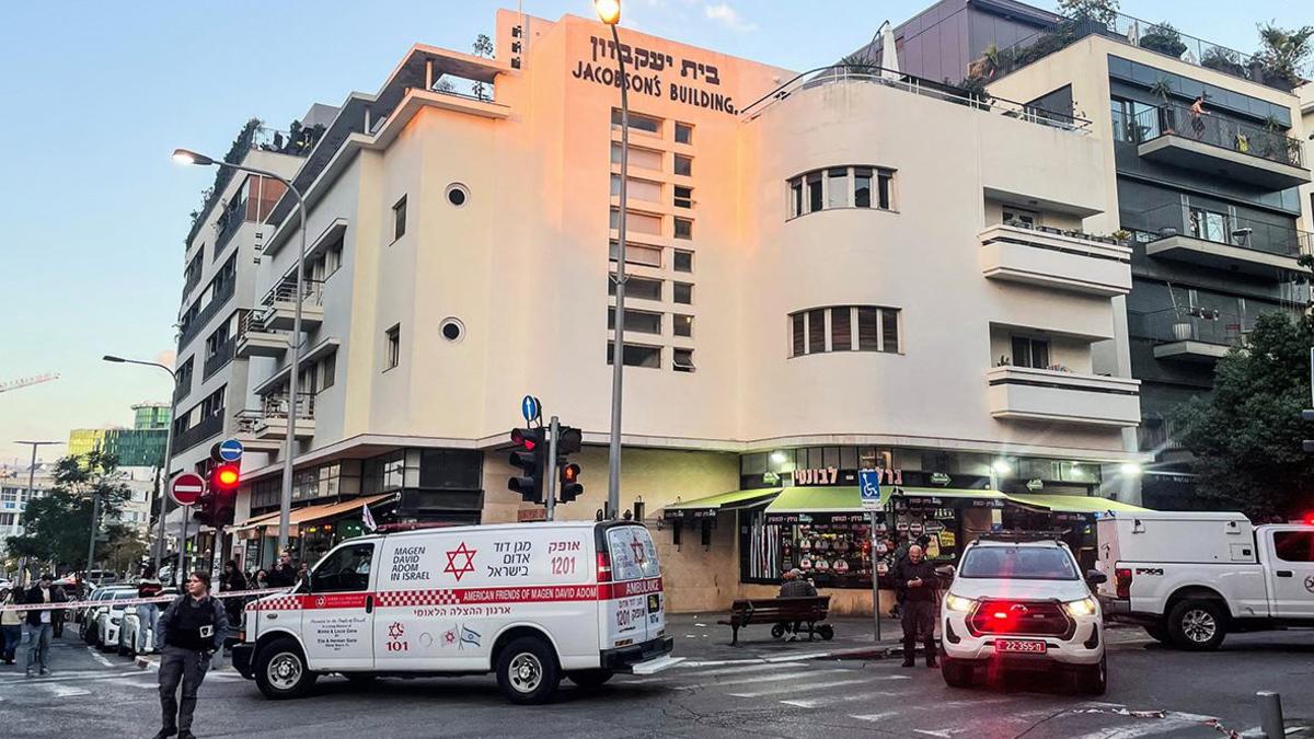 В Тель-Авиве террорист напал на прохожих и ранил четырех, его ликвидировали: Видео