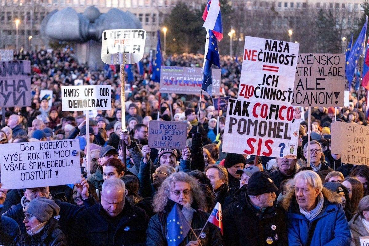 В Словакии массовые протесты против правительства пророссийского премьера Фицо