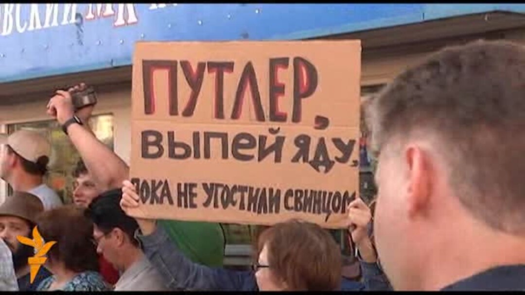 "Путлер капут". В РФ запретили мемы с Путиным, где его сравнивают с Гитлером – росСМИ