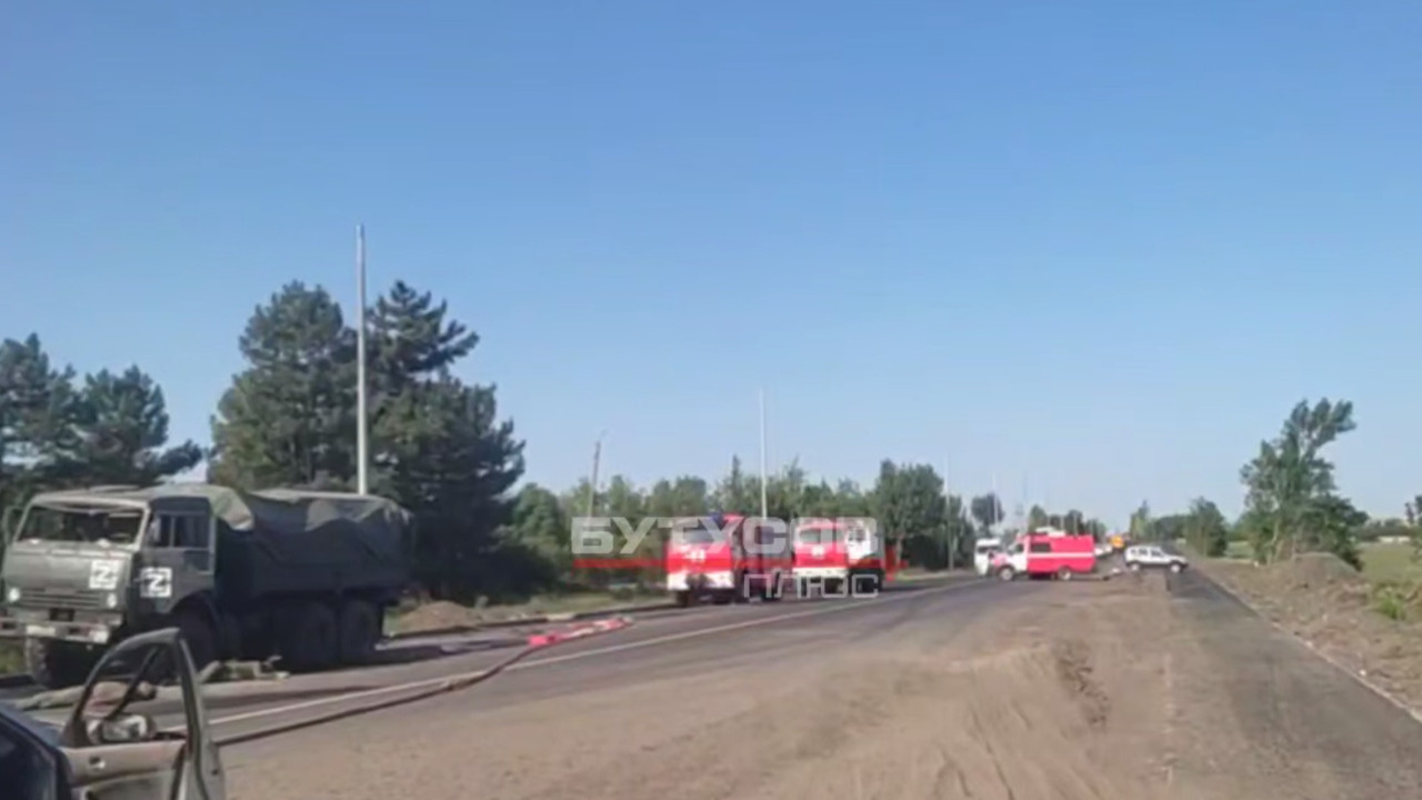 Удар был нанесен кассетными боеприпасами HIMARS: появилось видео последствий атаки на колонну российской техники в Макеевке