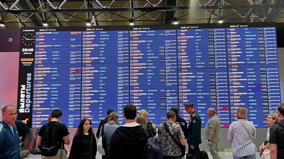 В РФ из-за атак дронов отменили более двух тысяч рейсов. Ущерб авиакомпаний оценили в десятки миллиардов рублей