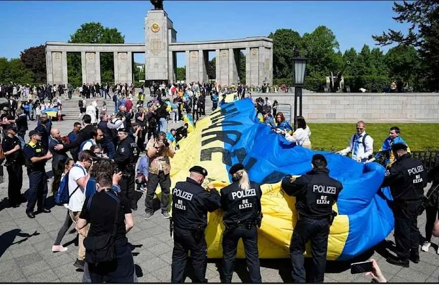 «Они должны либо работать у нас, либо служить в армии в Украине»