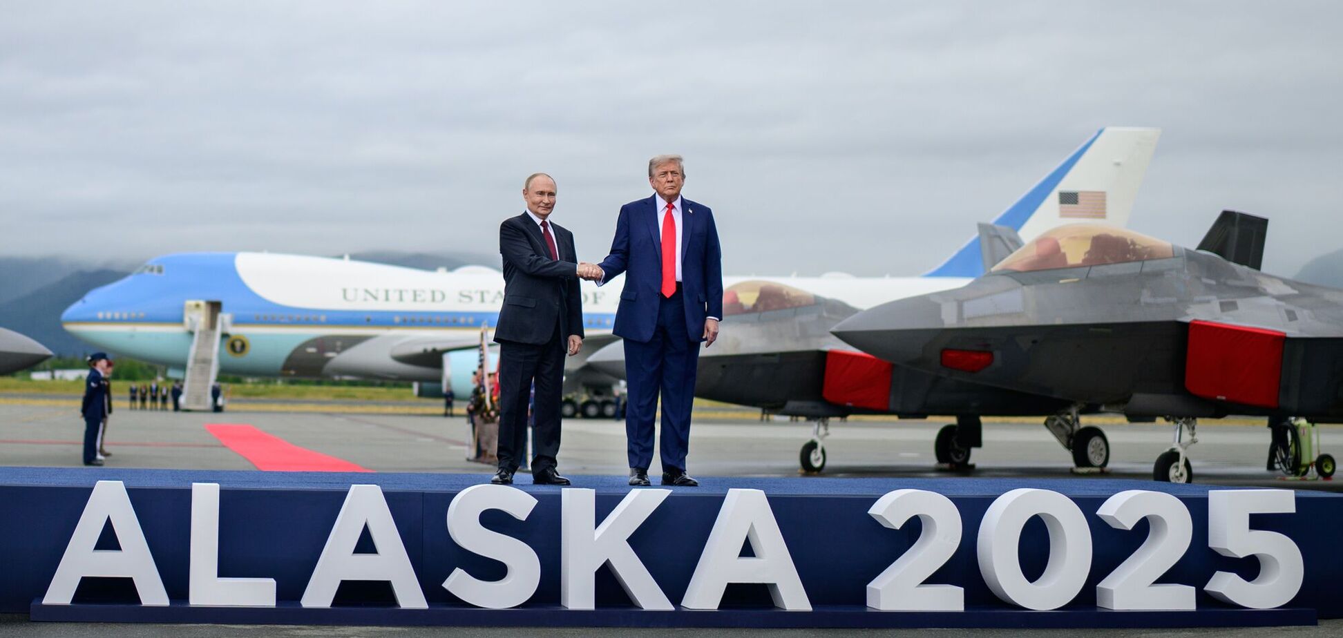 Президент США разворачивается в сторону от Запада и от демократии