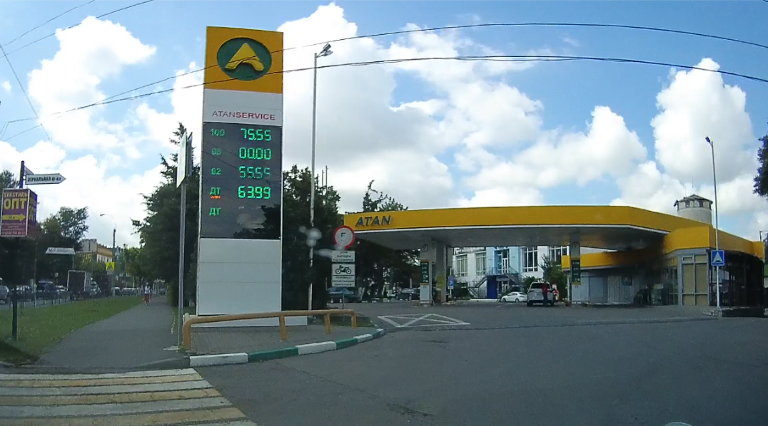 Очереди на Керческий мост, талоны на бензин и пустые заправки: в оккупированном Крыму из-за дефицита бензина выросли цены на топливо