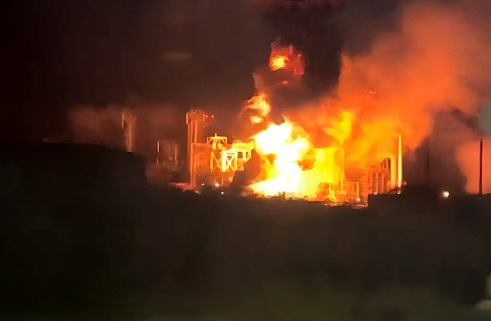 ⚡Дроны атаковали Краснодар: поражен НПЗ, вспыхнул пожар. Видео