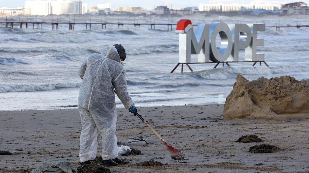 В Крыму сорван "бархатный сезон": российские туристы пакуют чемоданы и уезжают из-за нефтяного пятна