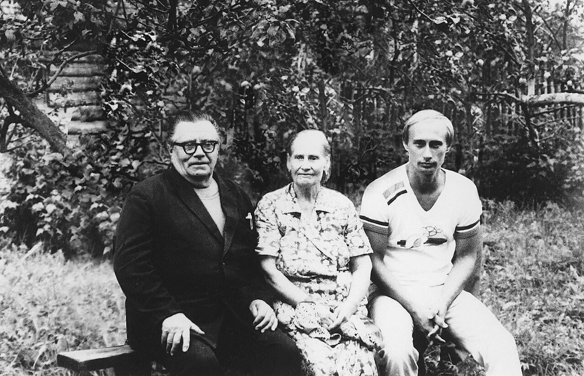 Отца Путина заставили жениться на его матери после того, как он выбил ей глаз вилами