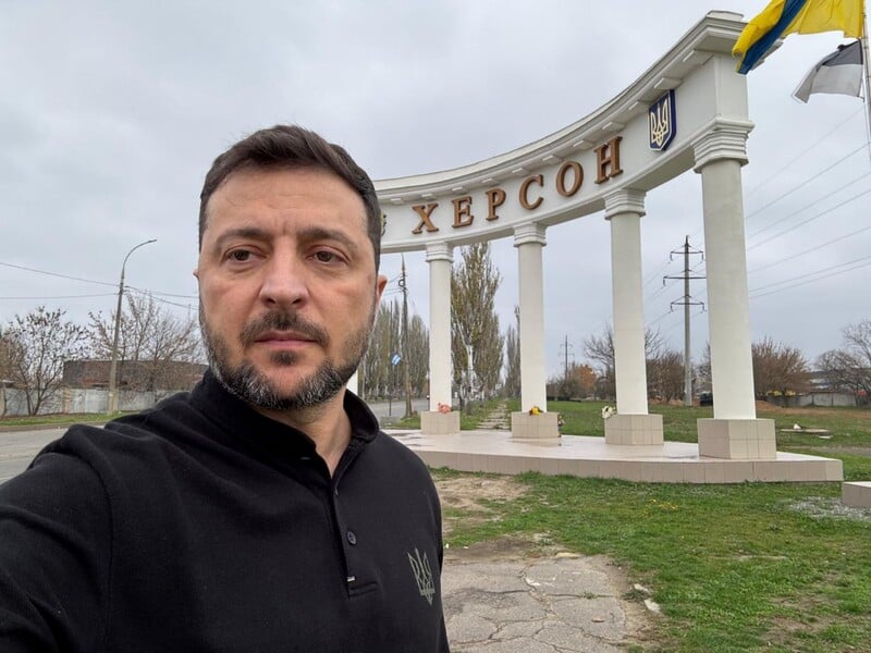 Зеленский приехал в Херсон на третью годовщину освобождения. Видео
