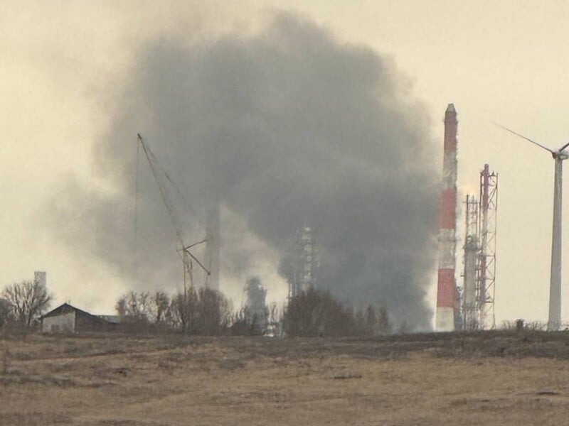 Беспилотники атаковали НПЗ "Орскнефтеоргсинтез" в Оренбургской области РФ. Фото, видео photo icon