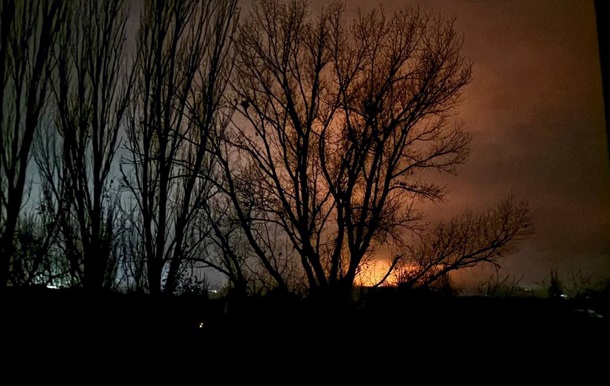 В Донецке взорвалась подстанция: город обесточен, зато пожар видно издалека. Видео