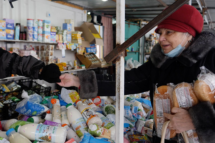 Россиян учат, как жить при повышении тарифов на коммуналку: покупать просрочку, переходить на уличную еду и ходить в треш-маркеты