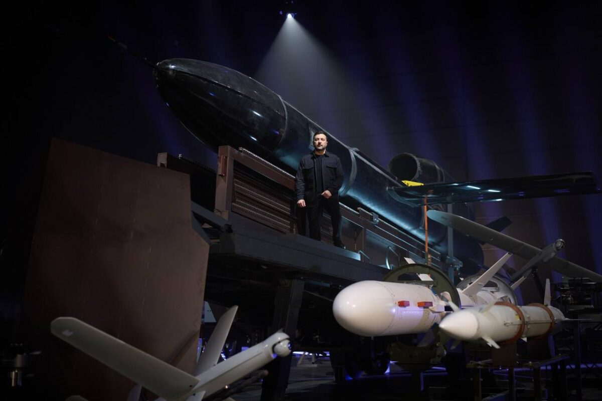 Зеленский пообещал увеличить дальнобойность украинского оружия