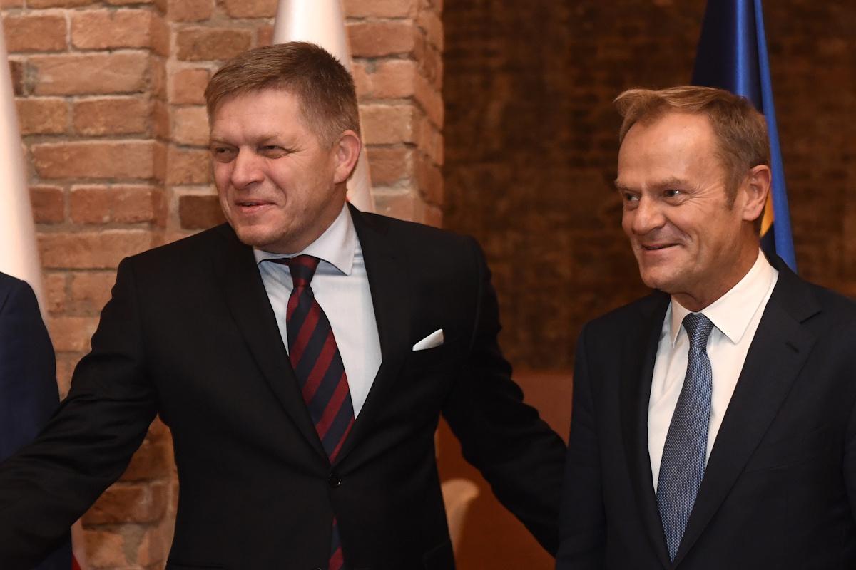 "Никаких россиян в комнате": Туск подколол Фицо на саммите ЕС