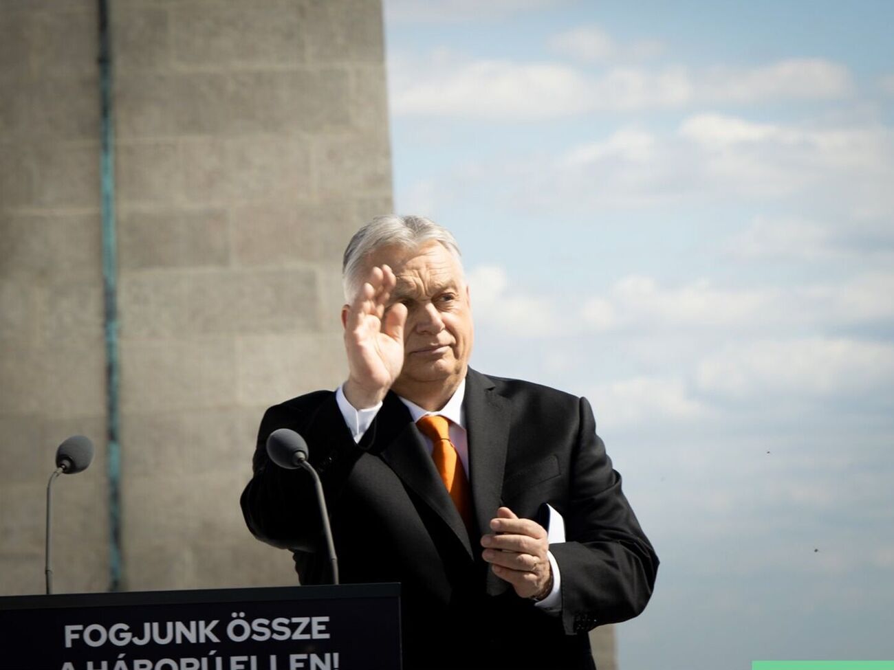 Орбан заявил об отказе от мандата в парламенте Венгрии. Журналист предположил подготовку к бегству в США