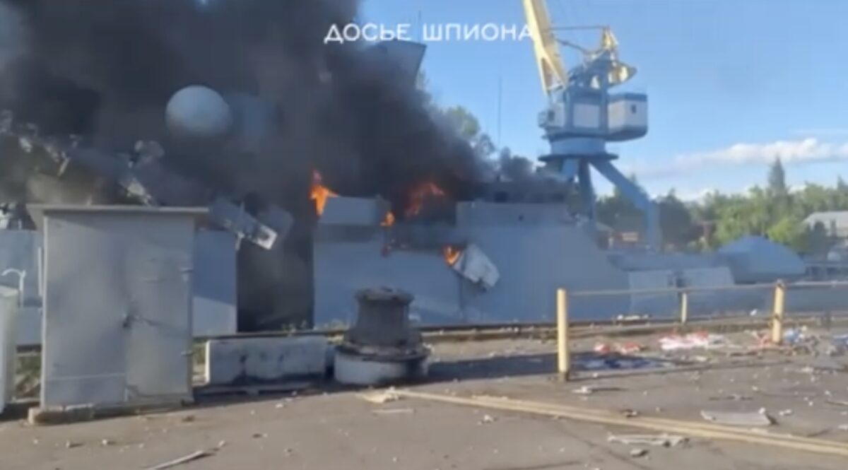 Появилось видео с горящим корветом «Бойкий» после атаки на Кронштадт