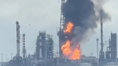 В Тюмени – масштабный пожар на одном из крупнейших НПЗ России (Видео)