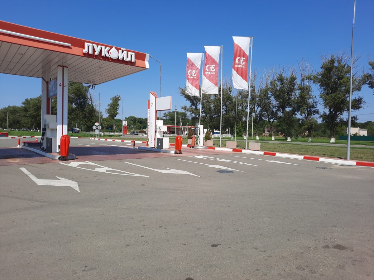 Крымчане хлынули заправляться в Краснодарский край, на АЗС огромные очереди (Видео)