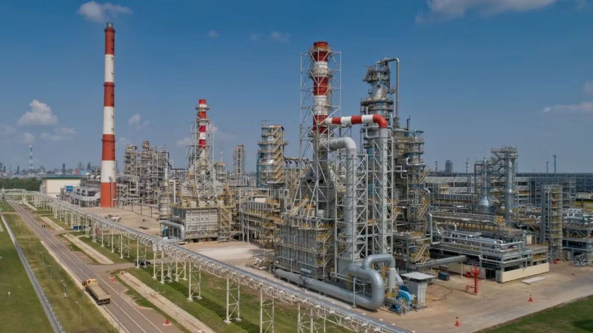 Reuters: Россия планирует импортировать бензин из Азии, чтобы покрыть дефицит из-за атак на НПЗ