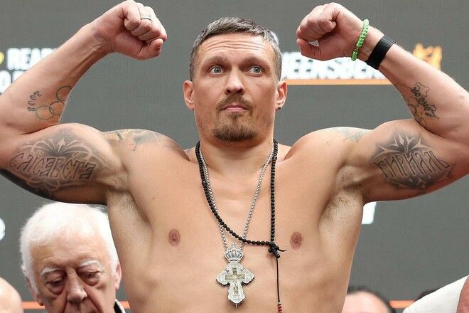 Усик сенсационно отказался от всех чемпионских поясов