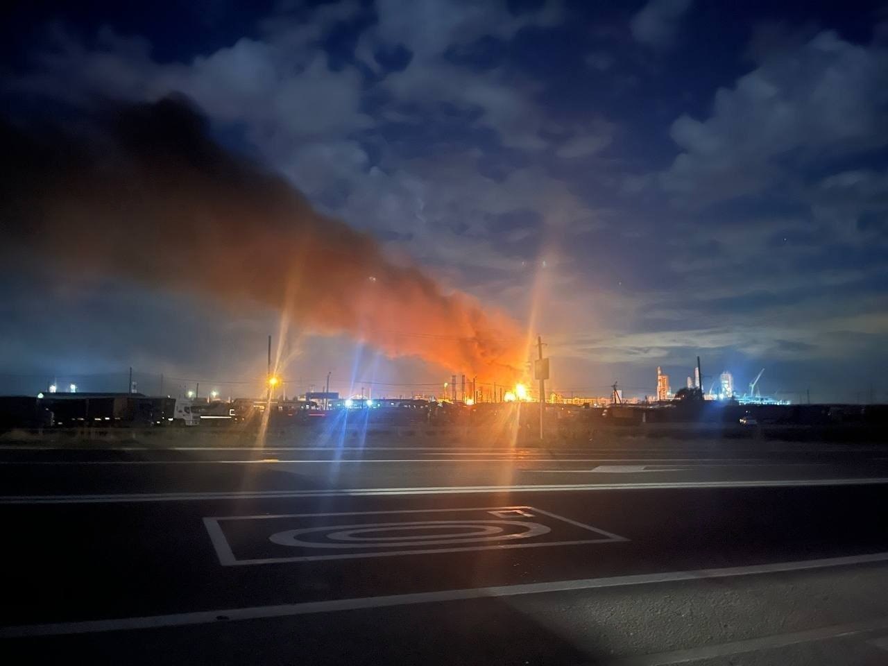 Багровое небо в огне: дроны поразили еще один НПЗ России в Краснодарском крае