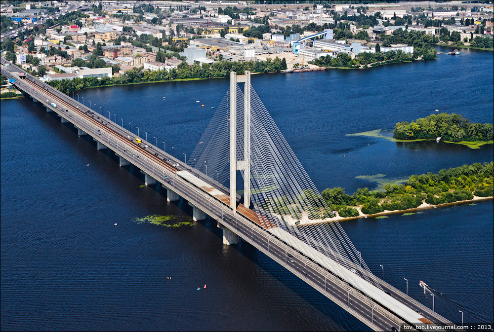 Россияне начали бить по Южному мосту в Киеве